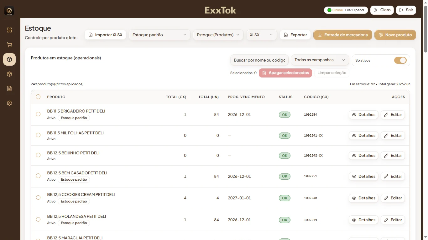 Tela de estoque do ExxTok com produtos, lotes e próximas datas de vencimento